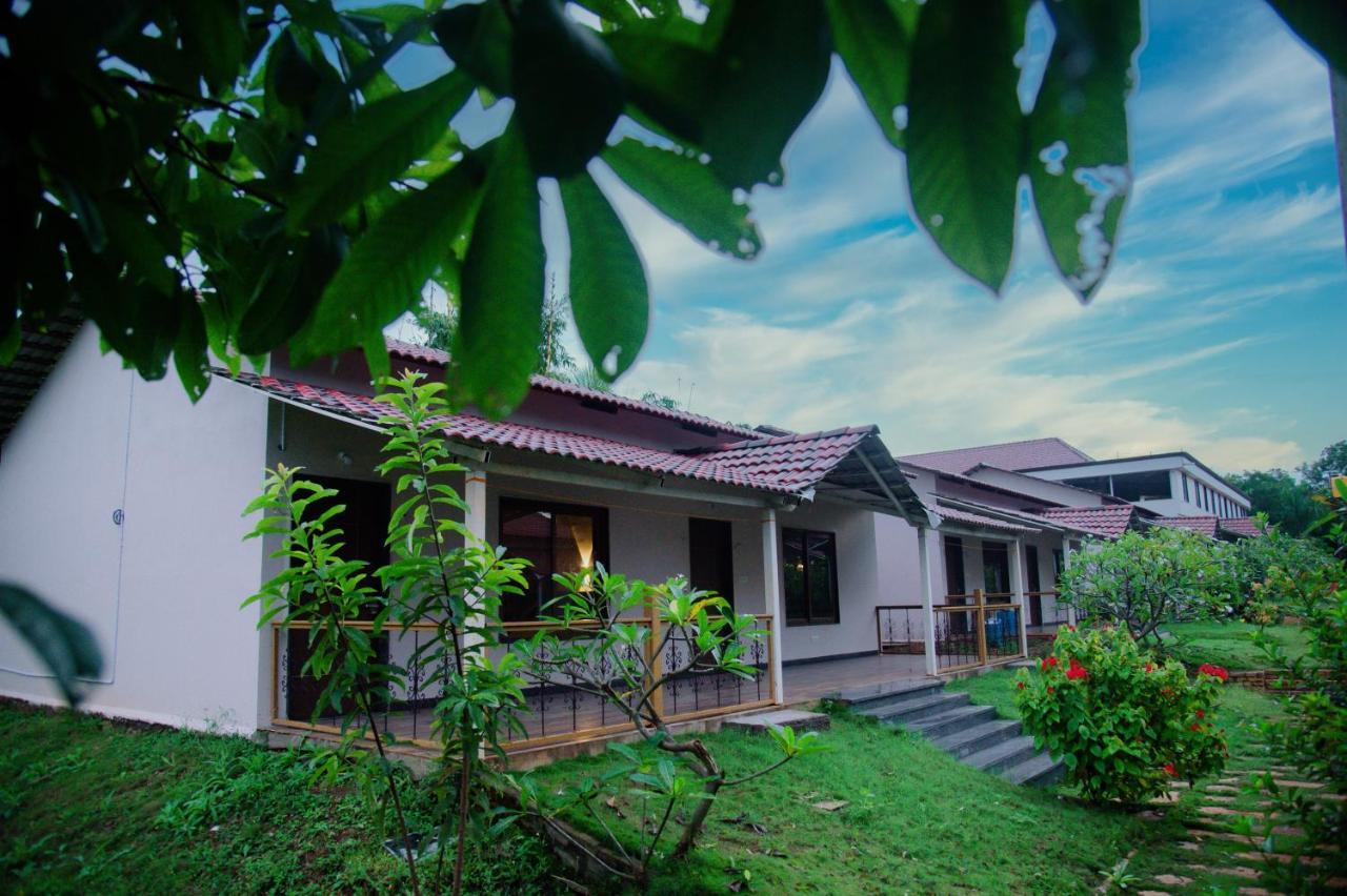 Sterling Banashree Badami Hotel Kültér fotó
