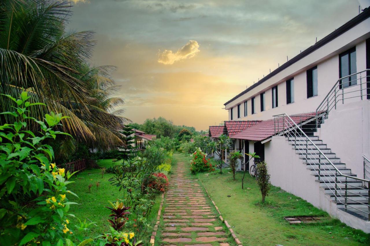 Sterling Banashree Badami Hotel Kültér fotó