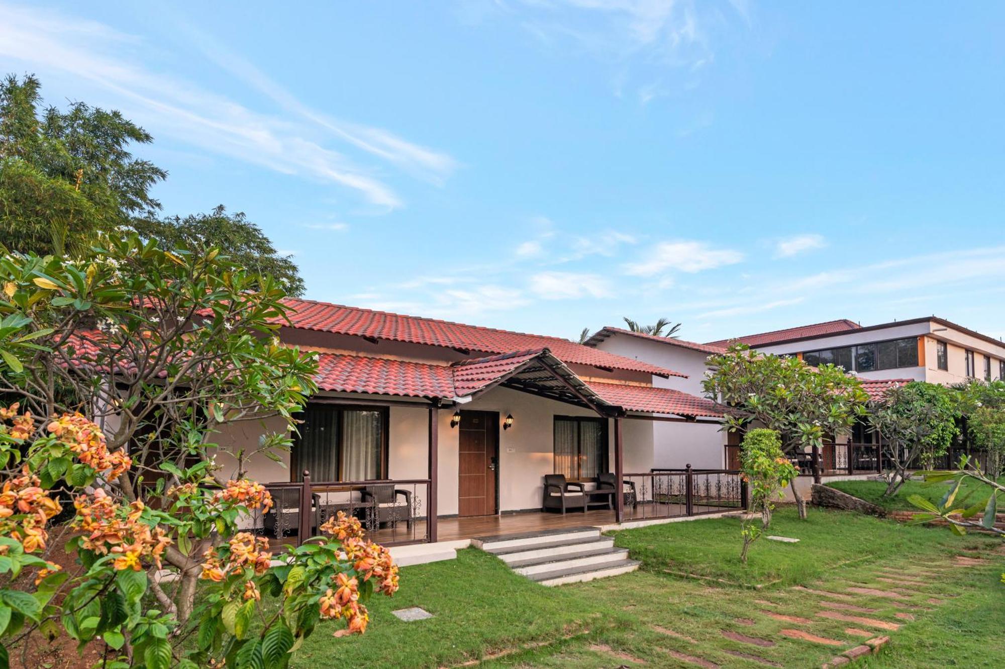 Sterling Banashree Badami Hotel Kültér fotó
