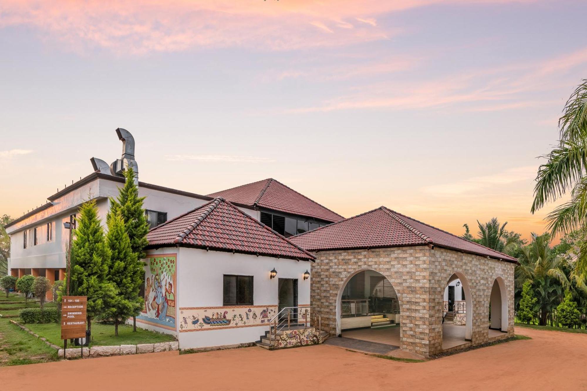 Sterling Banashree Badami Hotel Kültér fotó